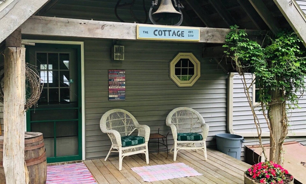 Climax Cottage | Charming cottage on quiet lake