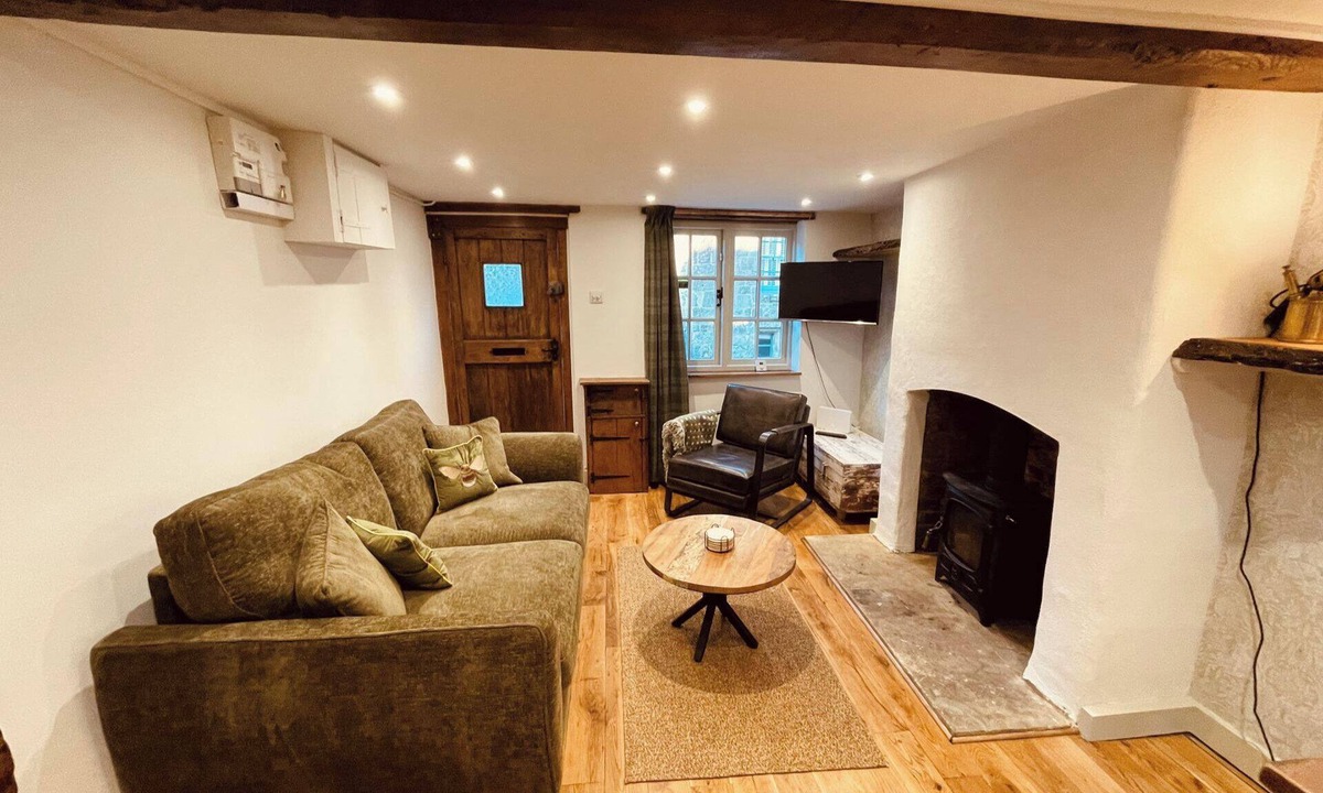 Shaftesbury Cottage | Charming Cottage Sleeps 4 with Sauna