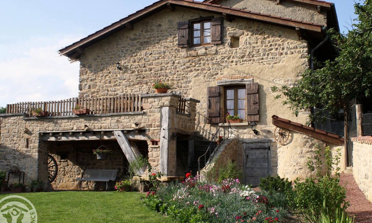 Chirassimont Cottage | Charming cottage with wood stove, pets allowed