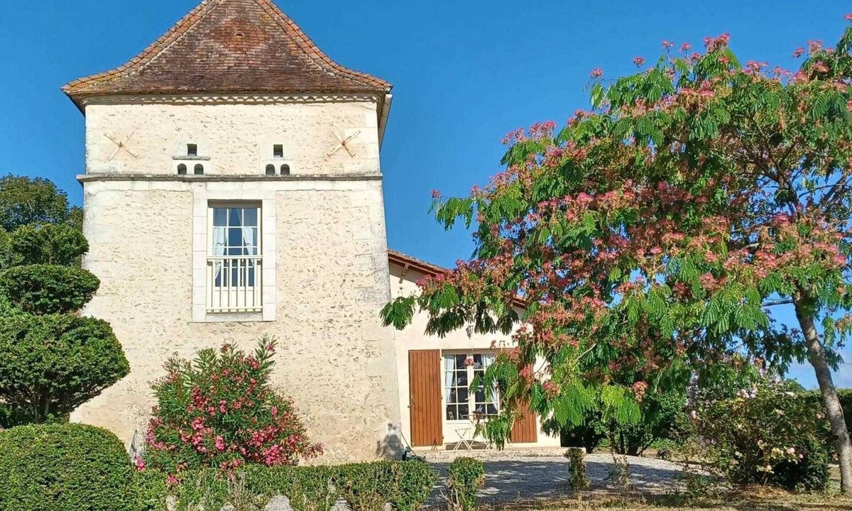 Saint-Romain Cottage | Charming Cottage with WiFi and Pets Allowed