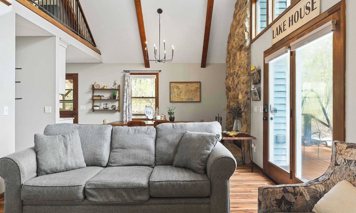 Smithville House | Charming Cottage w/Hot Tub, 3 Min to Marina