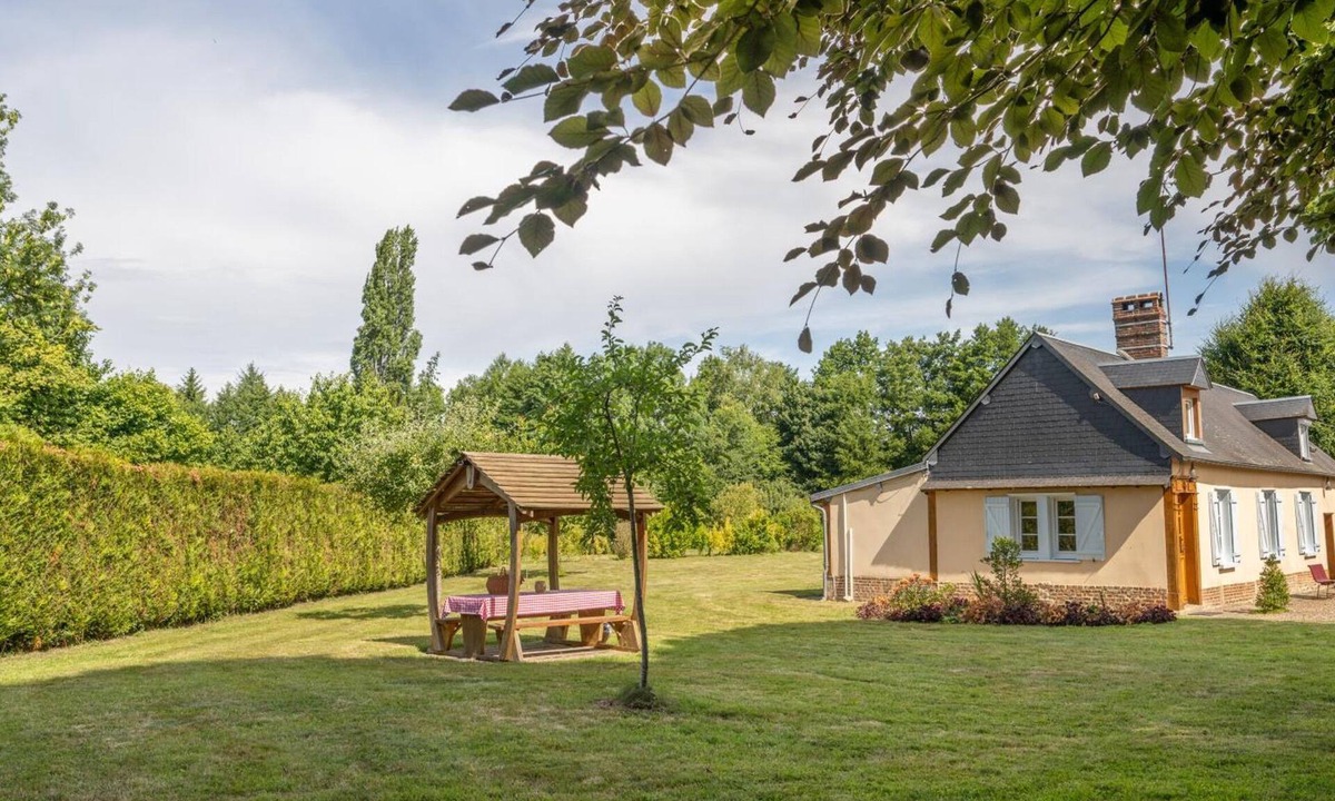 Martincourt Cottage | Charming cottage with enclosed garden in Green Picardy