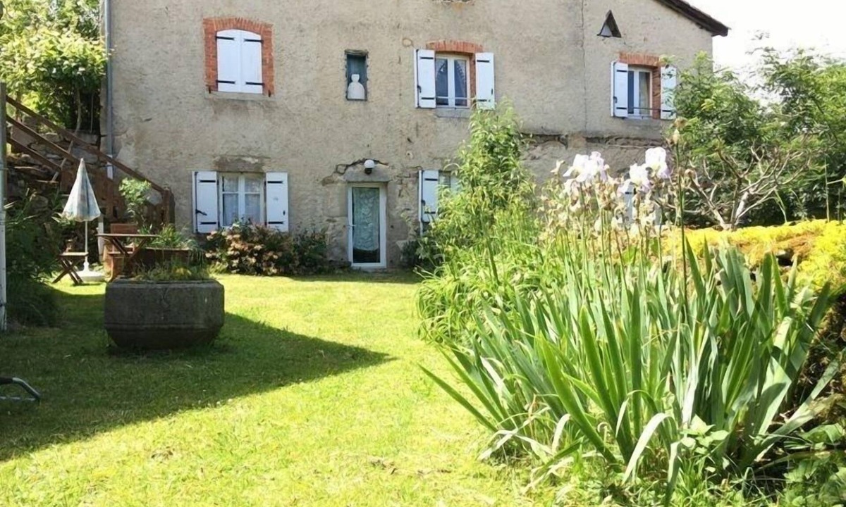 Jullianges Cottage | Charming Cottage with Garden, Fireplace, and Close to Festivals in Jullianges