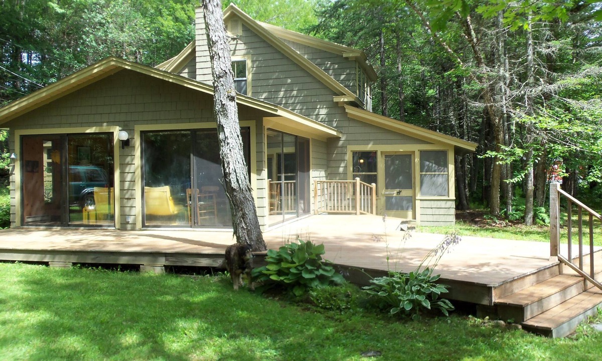 Weld House | Charming Cottage with Deck and Lakefront