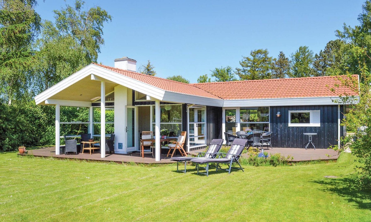Smidstrup Strand House | Charming cottage with large dining/kitchen area with underfloor heating and a bright living room wit