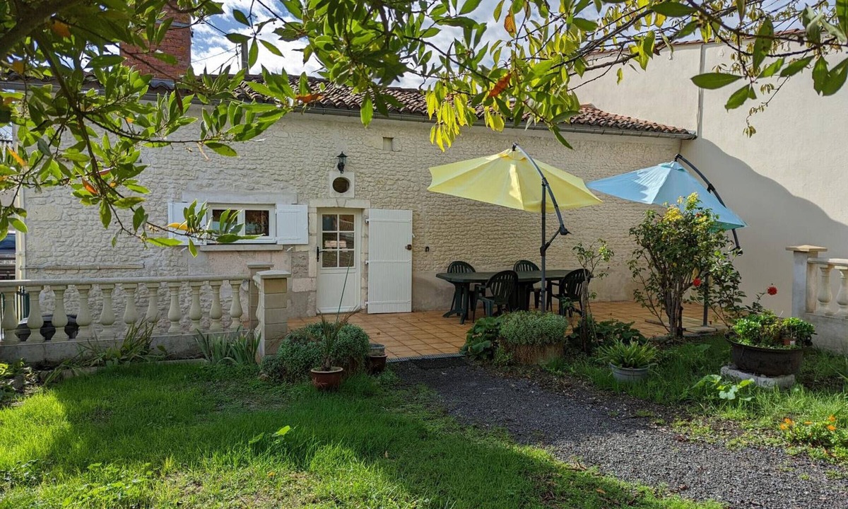 Barret Cottage | Charming cottage with private garden and pets allowed