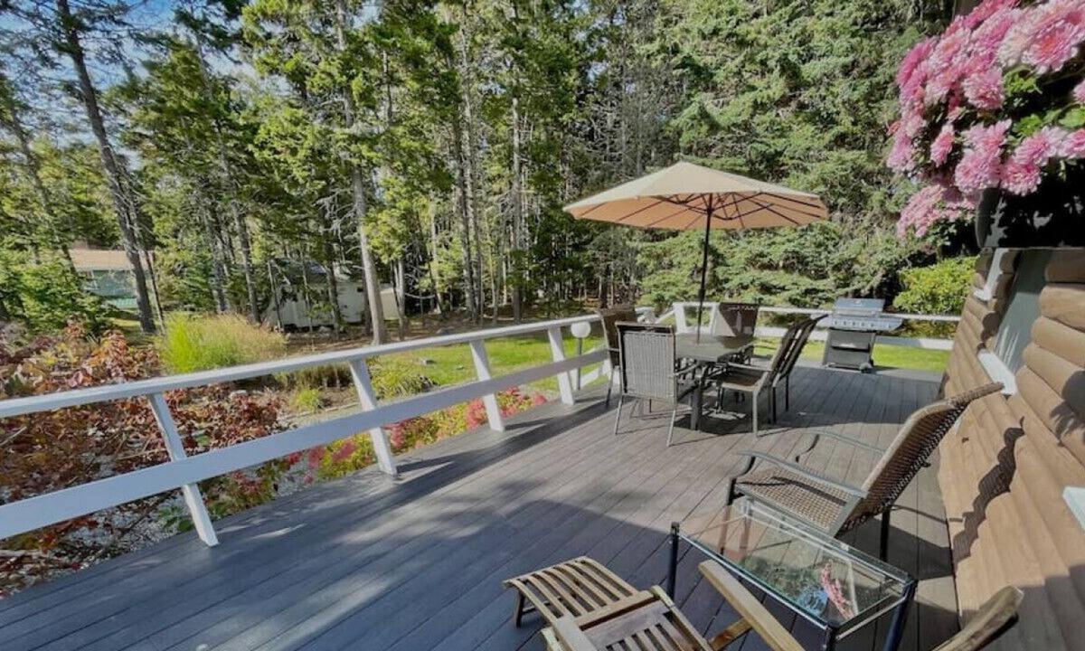 Ocean Point House | Charming Cottage with Spacious Deck & Sunroom on Ocean Point