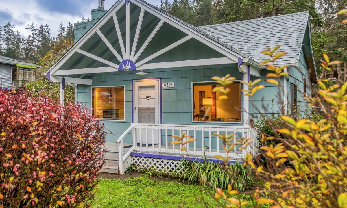 Neahkahnie Beach House | Charming Cottage with Hot Tub and Barbecue