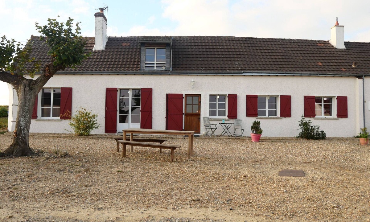 Loir en Vallee Cottage | Charming Countryside Home: Fireplace, BBQ, Kids' Playground, and Summer Pool in Loir en Vallée