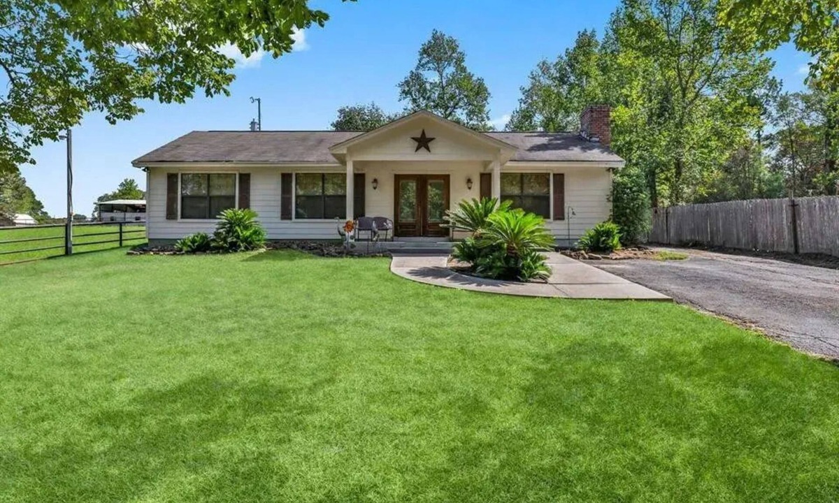 Keenan Cottage | Charming Country Bungalow; serene setting close to Lake Conroe & The Woodlands