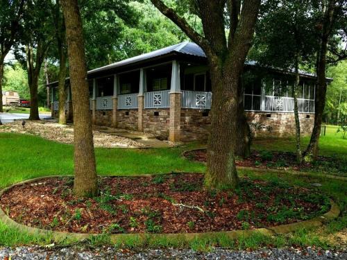 Saint Elmo House | Charming Country Cabin with Self Check In