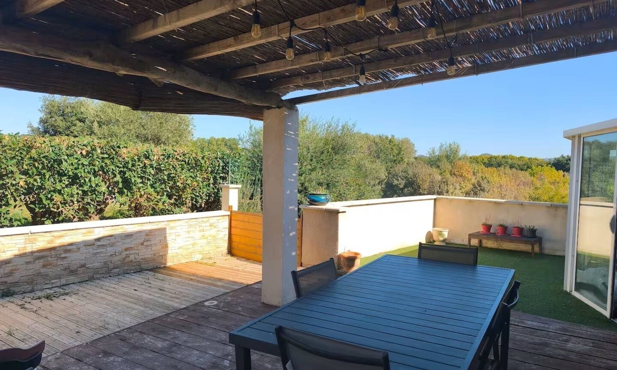 Aramon House | Charming country cottage with view