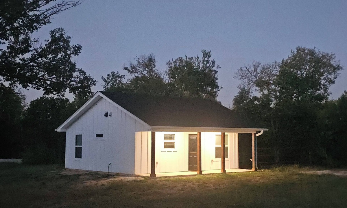 Leon Junction House | Charming Country Cottage on 1 acre in the City. 2-bdrm 1 ba