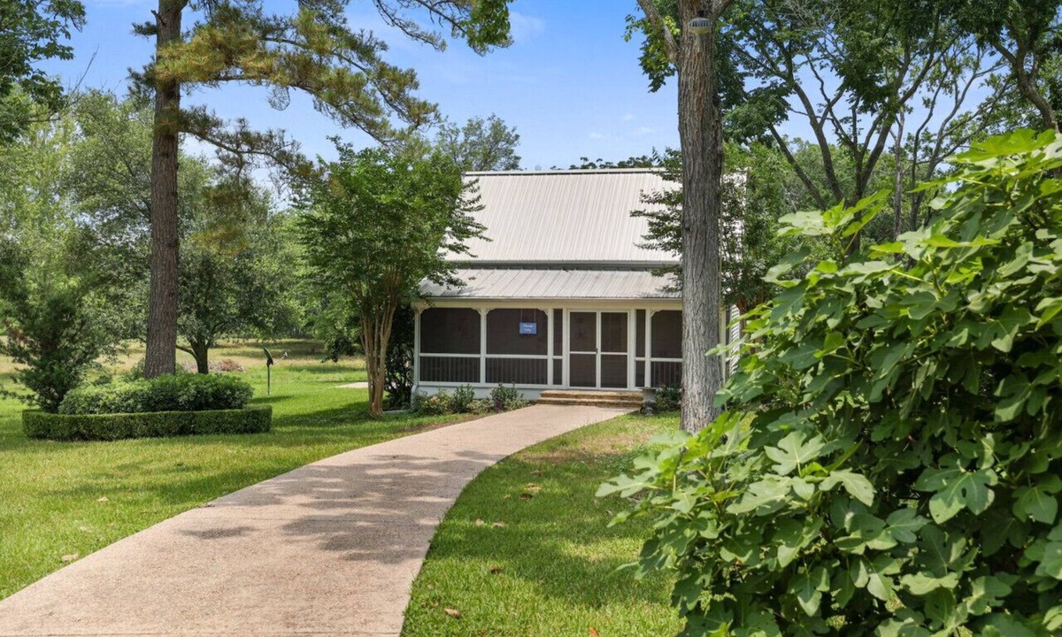 Sealy House | Charming Country Farmhouse Getaway!