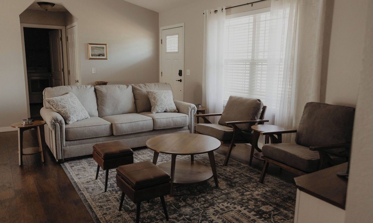 West Plains House | Charming Country Getaway - 8 Min to Everything