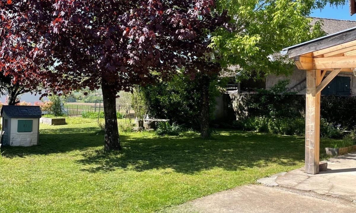 Valencogne House | Charming country house, quiet garden with trees, near Lake Paladru