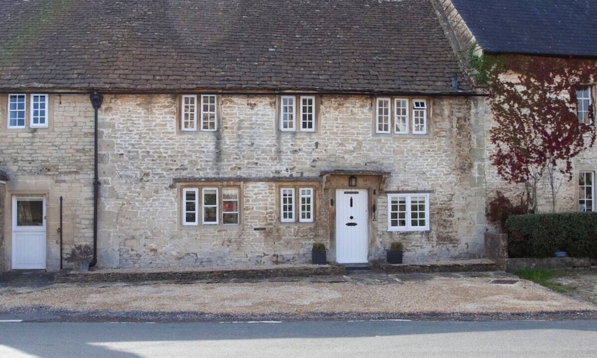 Biddestone House | Charming Country House Nr Bath (WC)