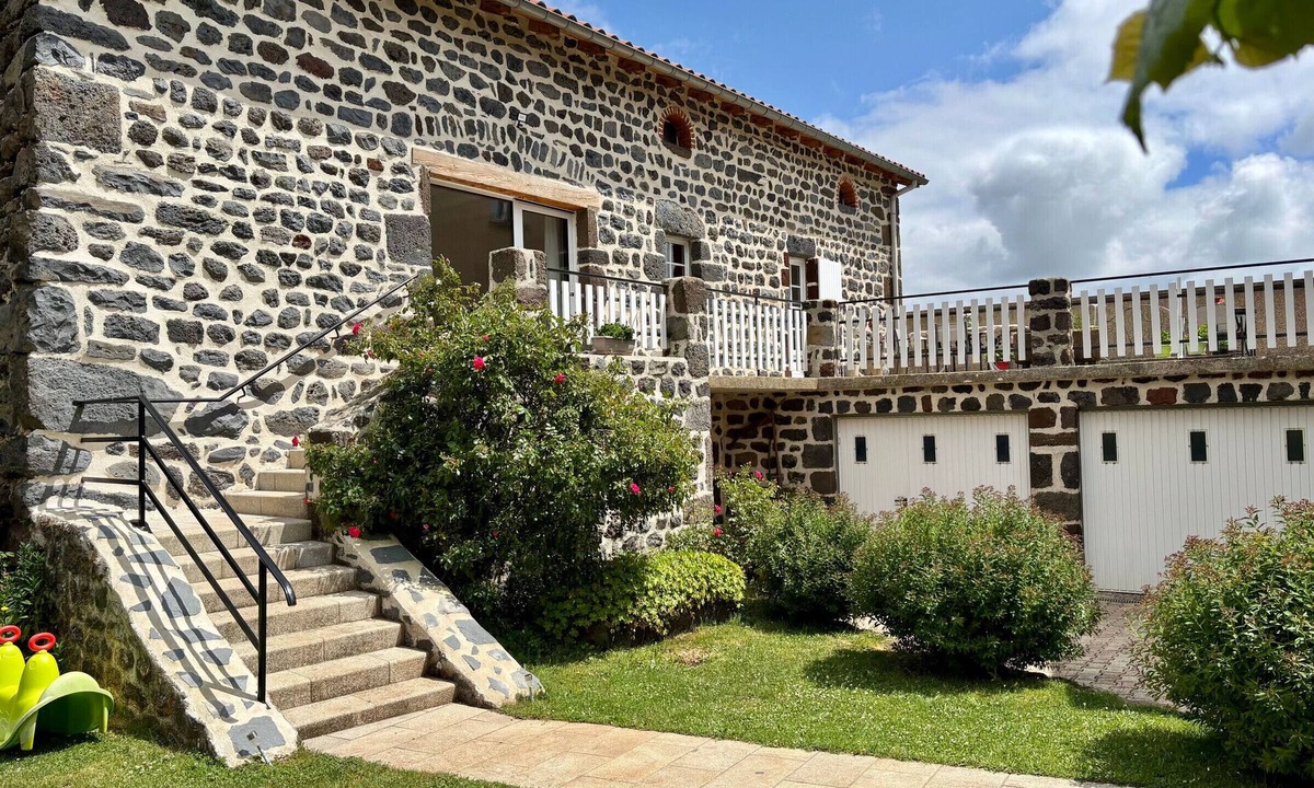 Seneujols Cottage | Charming Country Retreat: 3 Ensuite Bedrooms, Terrace, BBQ, Pet-Friendly, Fiber WiFi, Near Puy-en-Velay