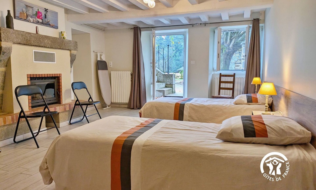 L'Huisserie Cottage | Charming Countryside Retreat with Farm Experience and Nearby Forest