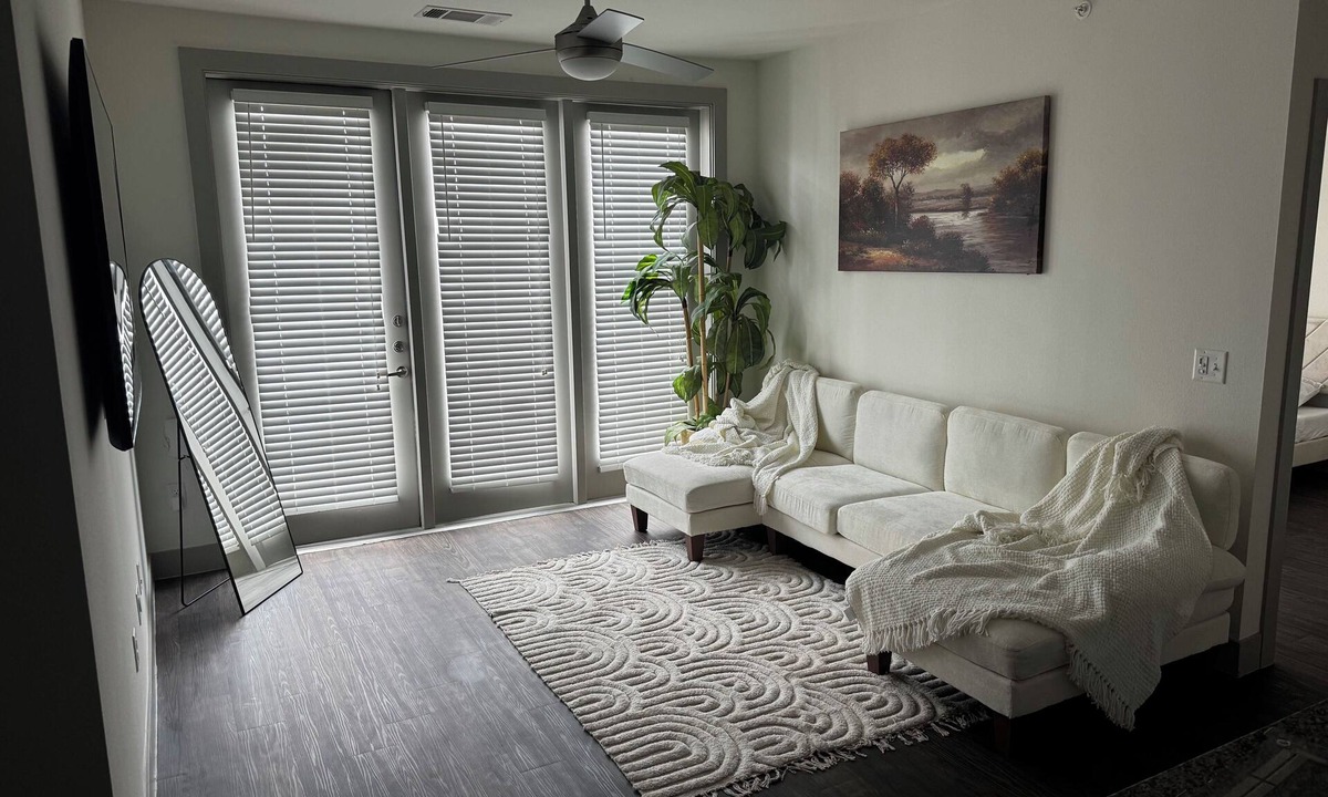 Addison Apartment | Charming, Cozy 2-bedroom with luxury gym, WiFi, & Pool in Addison