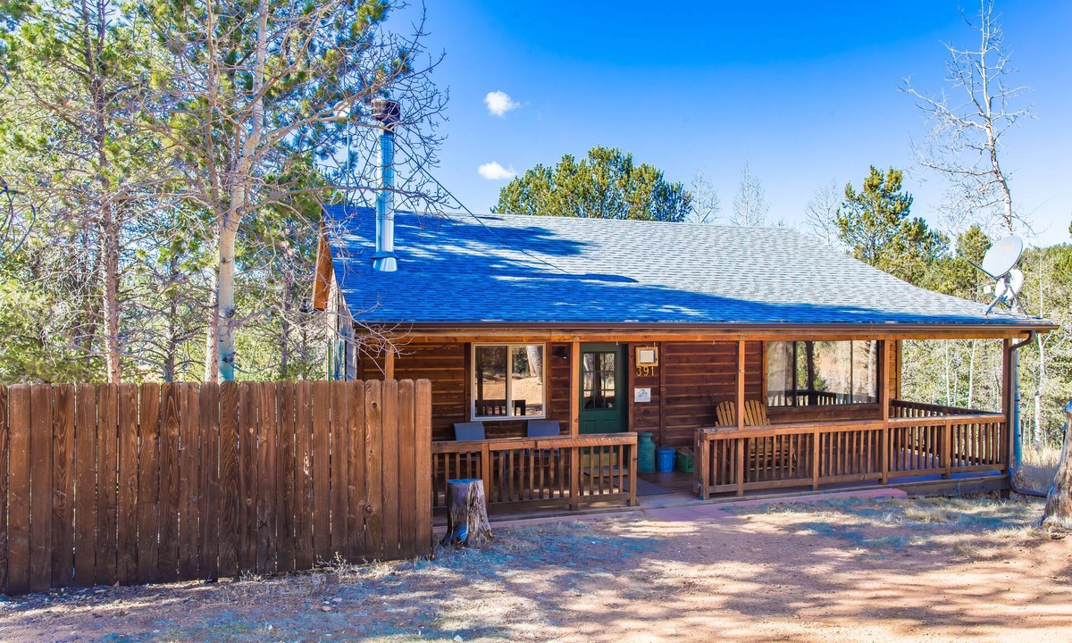Rainbow Valley Cabin | Charming, cozy cabin in the heart of Pikes Peak country! Hot tub, gas fireplace!