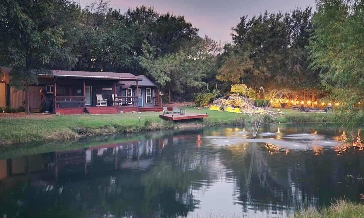 Fort Worth Cabin | Charming cozy cabin! Stocked pond, firepit, outdoor games!