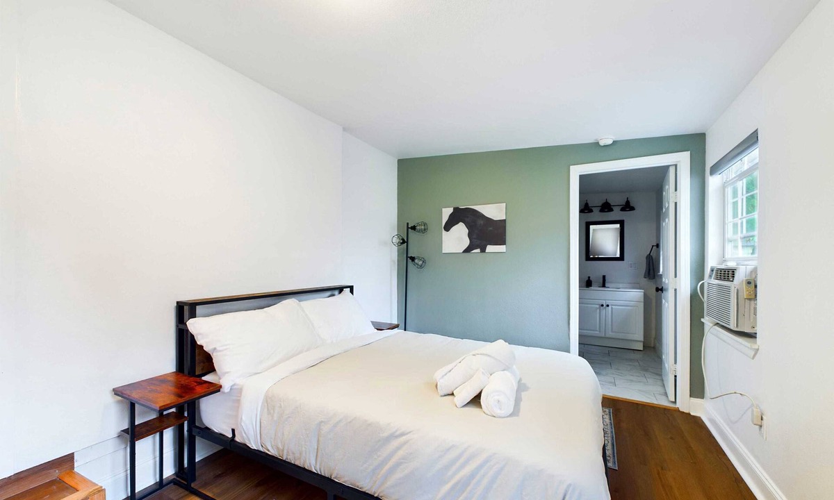 Carter Riverside House | Charming & Cozy Fort Worth Home w/Yard, Near Downtown & Stockyards