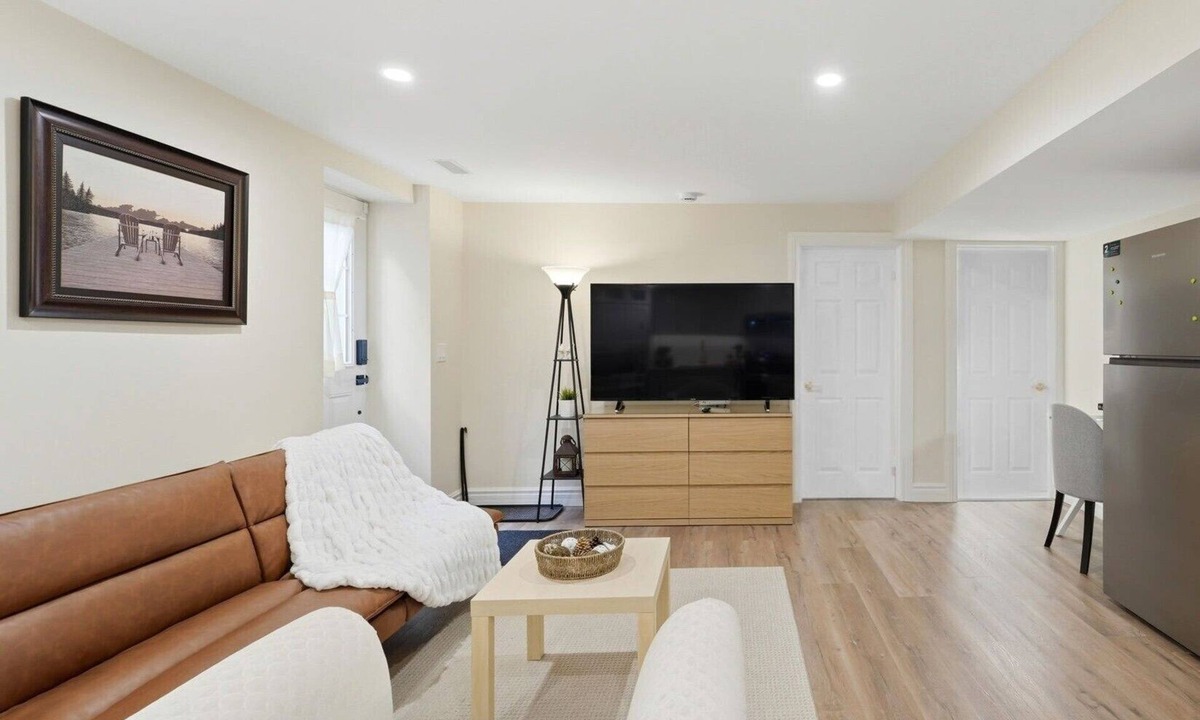 Whitby House | Charming Cozy Lower-Level Suite in a Quiet Area