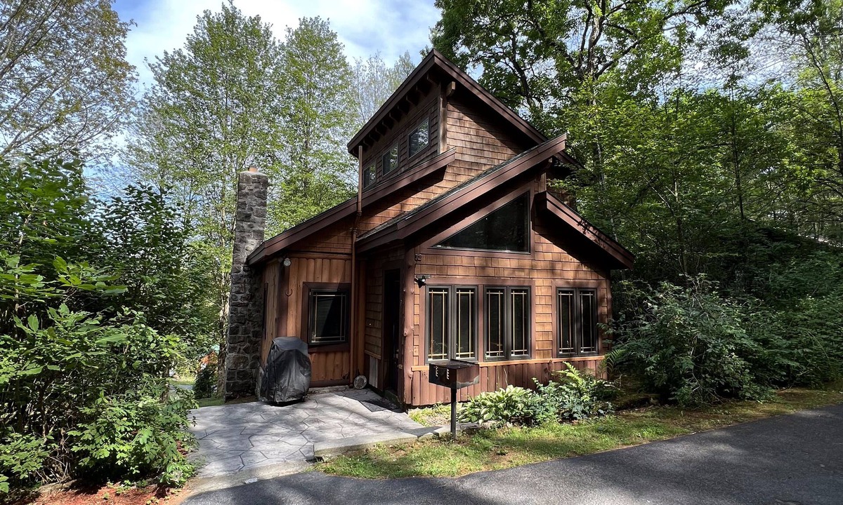 Lake George Cabin | Charming Cozy Rustic Cabin in the Woods