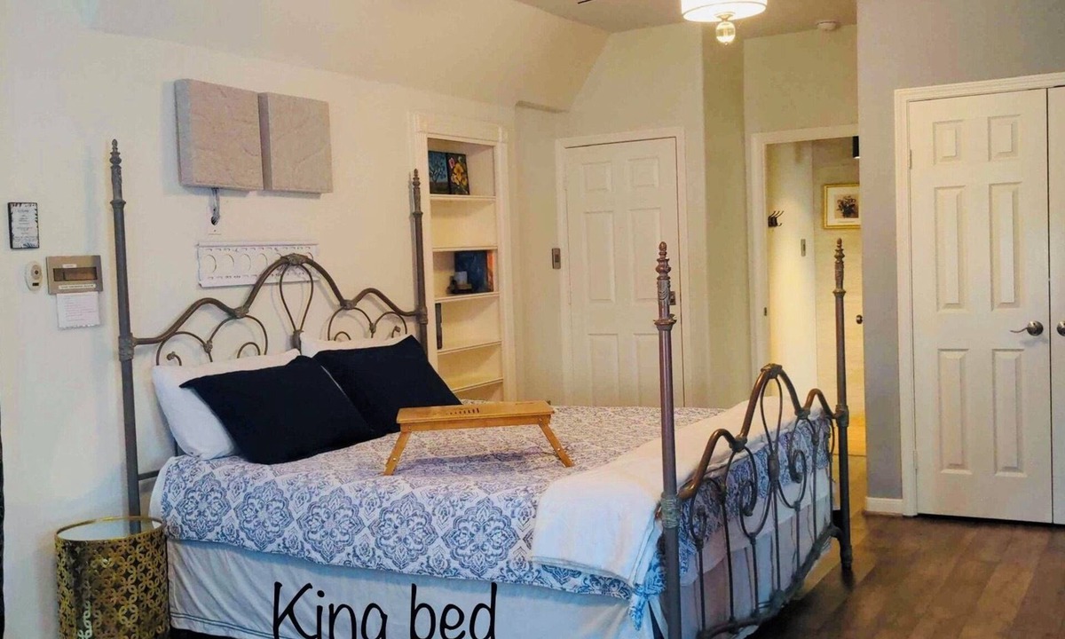 Sugar Land Apartment | Charming Cozy studio in Sugar Land TX with AC, small pets ok.