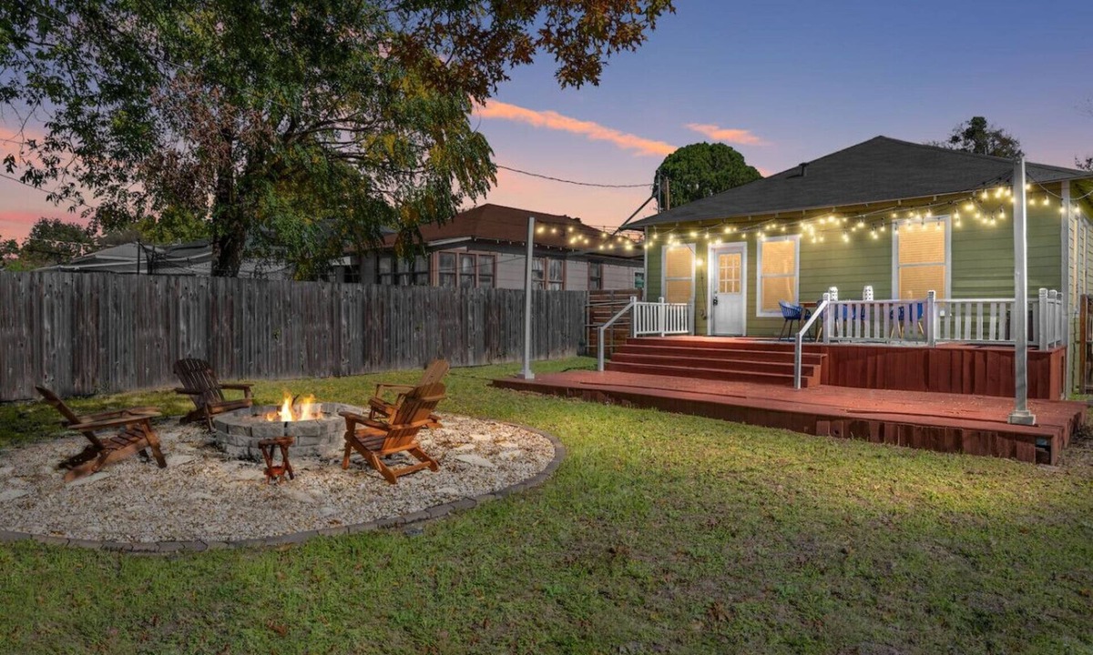 Oak Cliff House | Charming Craftsman byBishop Arts & Dtown w firepit