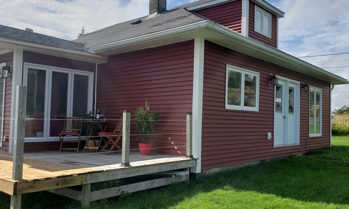 Colinet House | Charming craftsman cottage - tranquility on the bay!