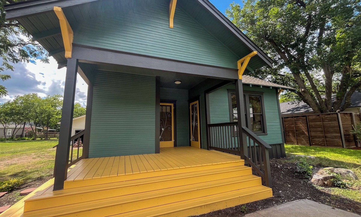 Hutto House | Charming Craftsman Home located in the Downtown Historic District of Hutto Texas