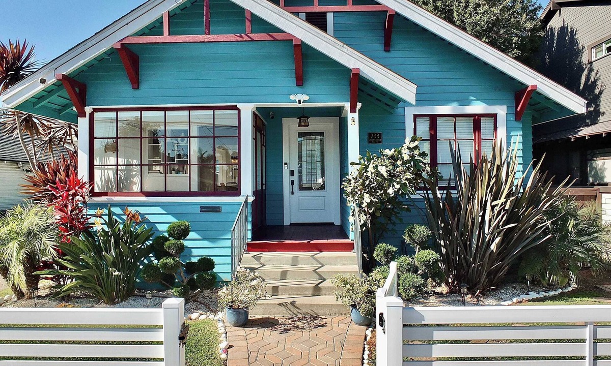 Bluff Heights House | Charming Craftsman, Walk to Beach, World Cup