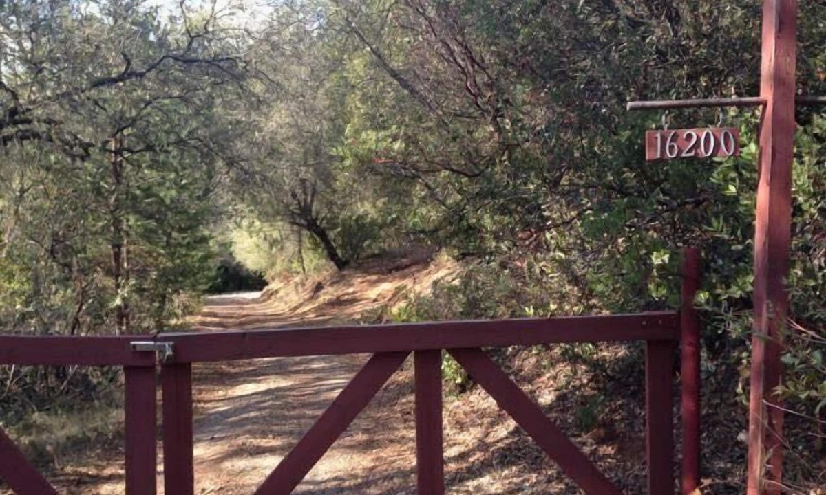 Sutter Creek House | Charming Creekside Country Home