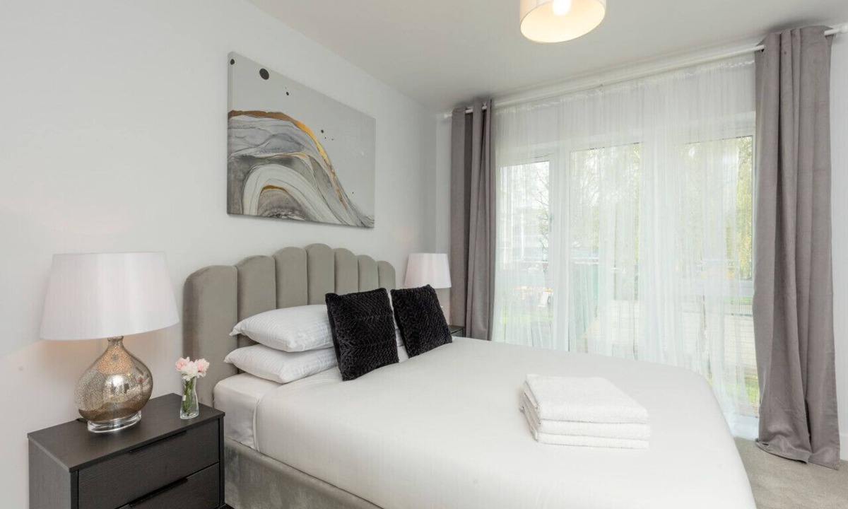 Walworth Apartment | Charming Deluxe South Central Apartment