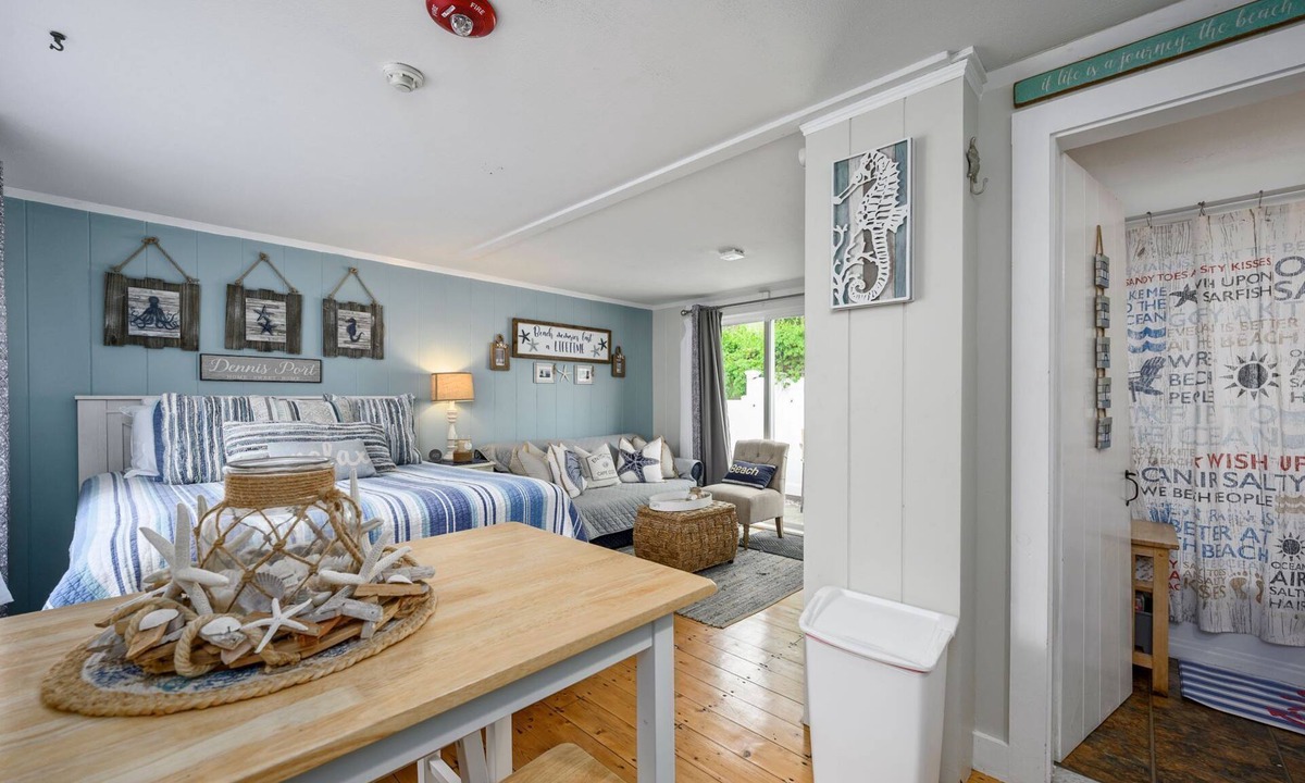 Dennis Port Condo | Charming Dennis Port Getaway for Two with Pool & Walk to Beach