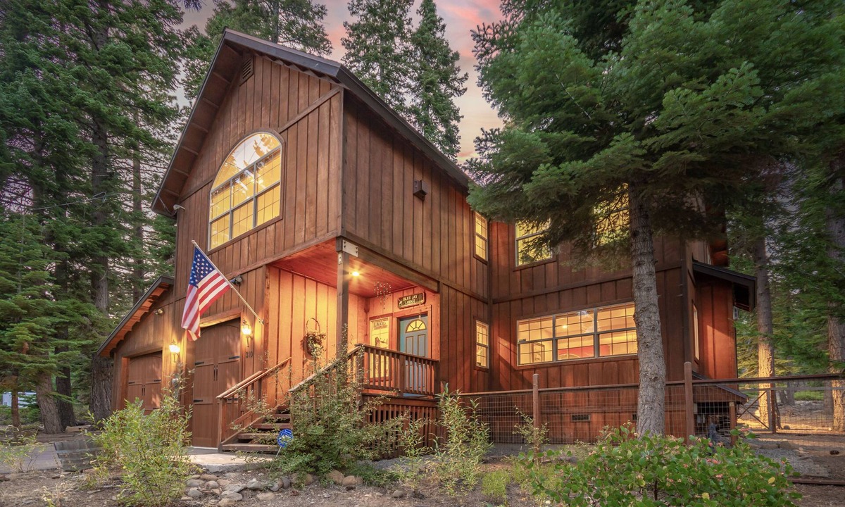 Carnelian Bay House | Charming Dog-Friendly Lake Tahoe Cabin – Hot Tub, Pool Table & Walk to Beach