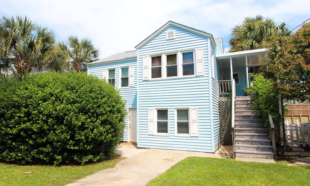 Isle of Palms Condo | Charming, dog-friendly beach house downstairs
