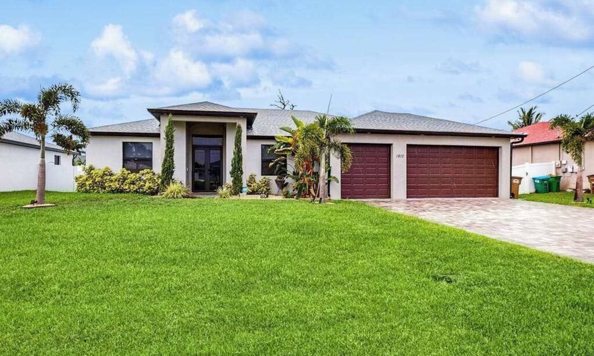Trafalgar House | Charming dog-friendly home with pool, fireplace, fast WiFi, & washer/dryer