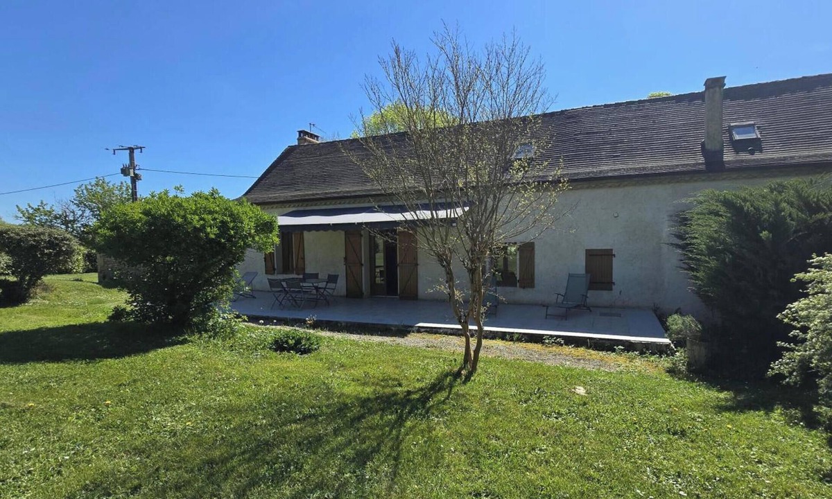 Lalinde Cottage | Charming Dordogne house with fireplace and enclosed garden