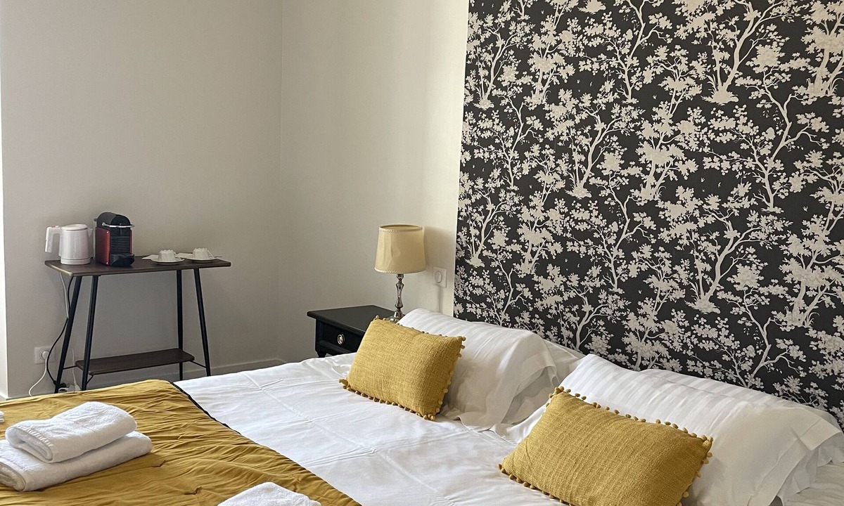 Bouchemaine Bed & Breakfast | Charming double room at Château Le Fresne