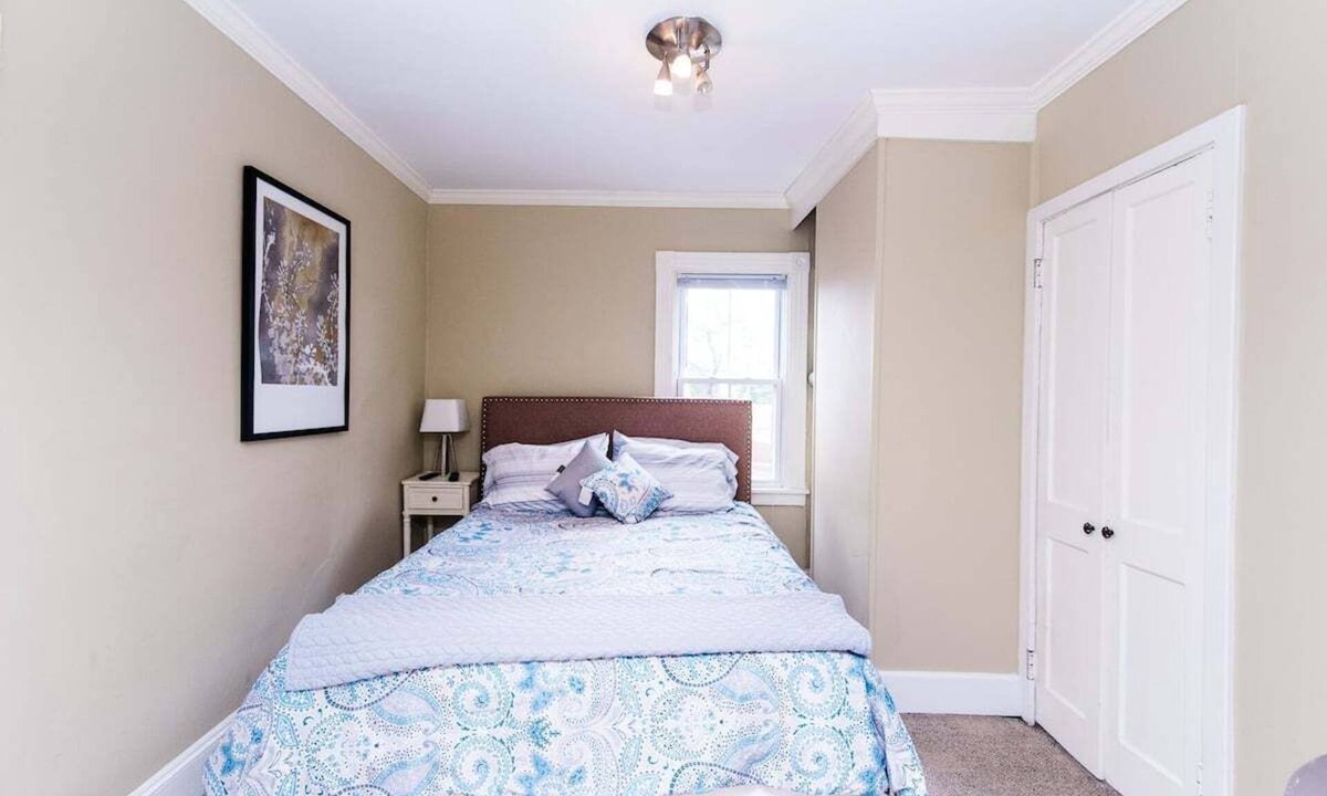Historic District Apartment | Charming Downtown 3rd Floor 1 Bedroom Apt