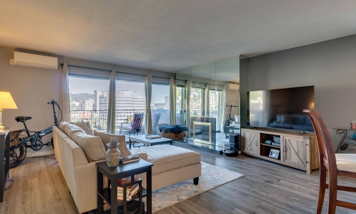 Downtown Portland Condo | Charming Downtown Condo with a View