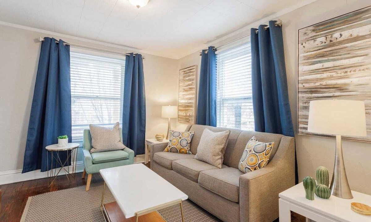 West Plaza House | Charming Duplex Near Food and Fun | 15/16