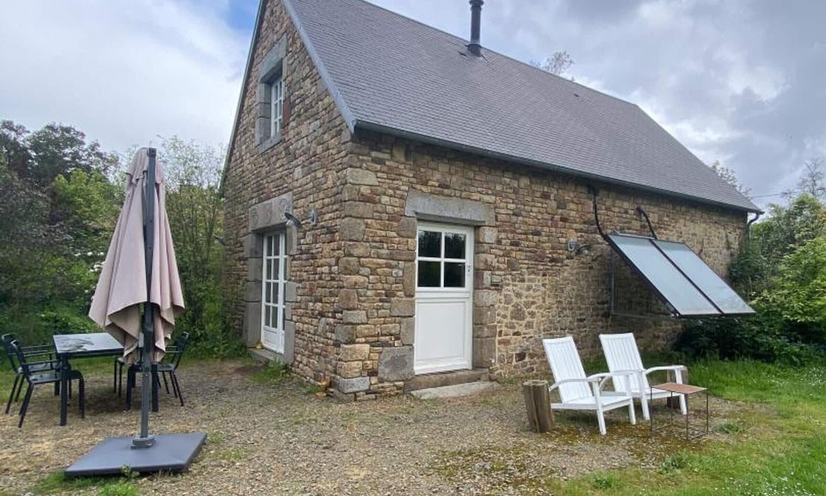 La Mouche Cottage | Charming eco-gîte, no TV or internet, pets welcome