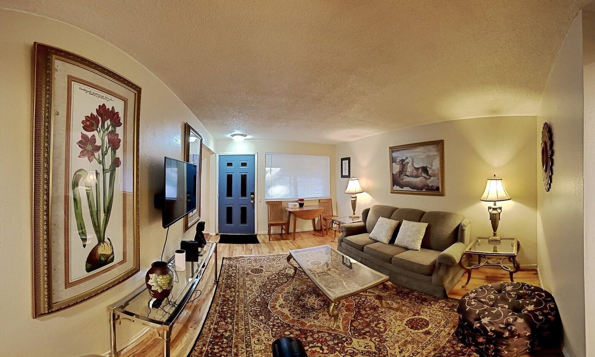 Lafayette Square Apartment | Charming Efficient 2nd Floor 2 Bedroom Apartment