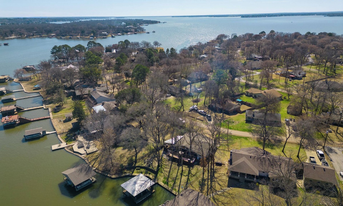 Enchanted Oaks House | Charming Enchanted Oaks lakefront 4-bedroom house. Direct lake access w/dock!