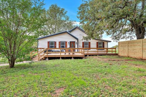 Waco House | Charming Family Farmhouse Unplug Unwind