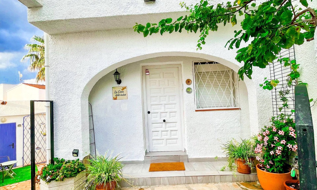 El Casalot House | Charming Family Townhouse with Private Patio in Miami Playa